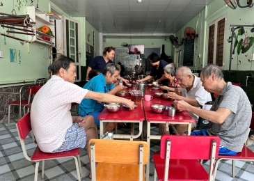 Chăm sóc người già nội trú - Dịch vụ toàn diện tại Ngôi Nhà Ấm Áp