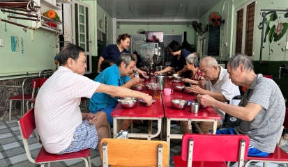 Thuê người chăm sóc người già: Giải pháp cân bằng giữa chữ hiếu và cuộc sống hiện đại
