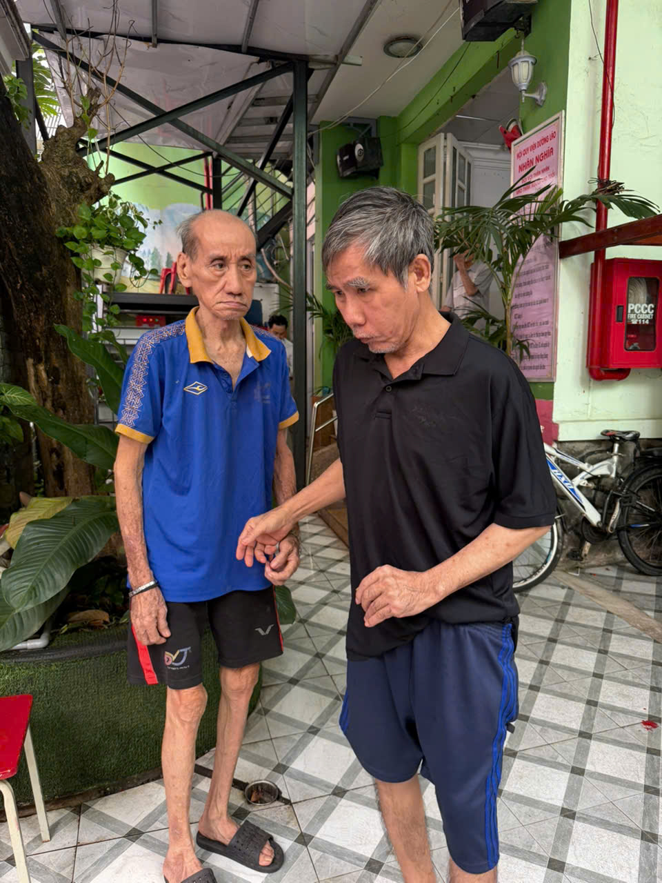 nguoi-cao-tuoi-con-tu-lap-o-vien-duong-lao